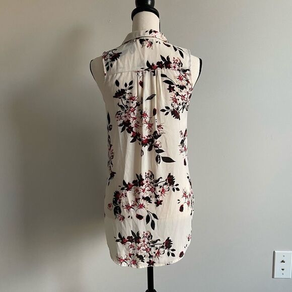 Dynamite Floral Sleeveless Blouse Top - Picture 3 of 4
